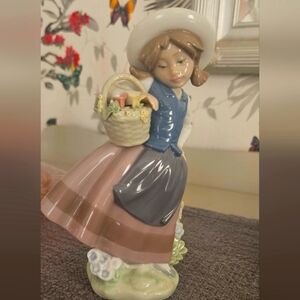 Lladro 'sweet scent" Figurine